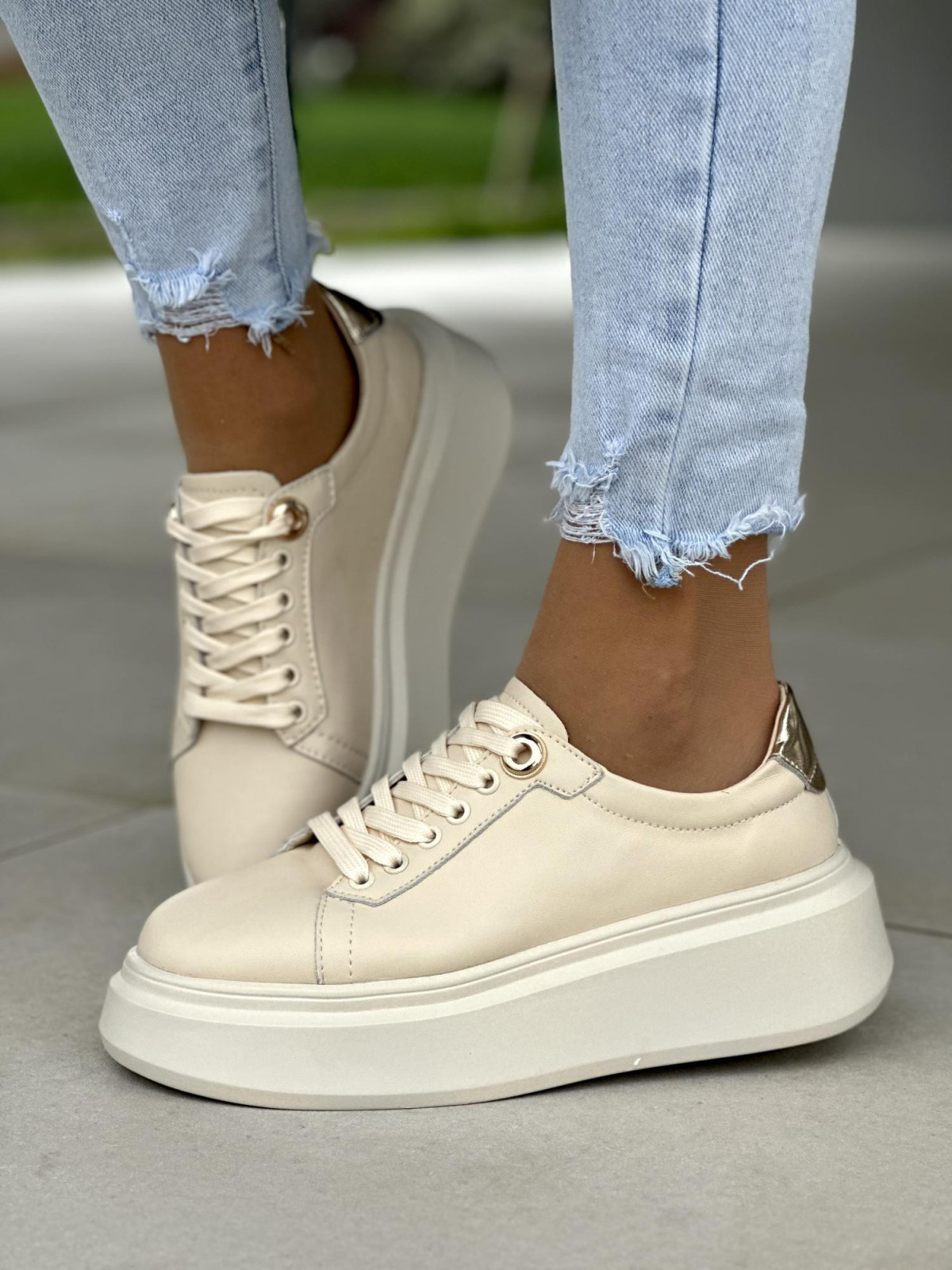 Bardzo-wygodne-bezowe-trampki-damskie-skorzane