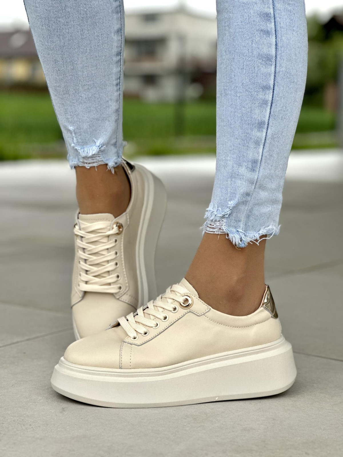 Bardzo-wygodne-bezowe-trampki-damskie-skorzane