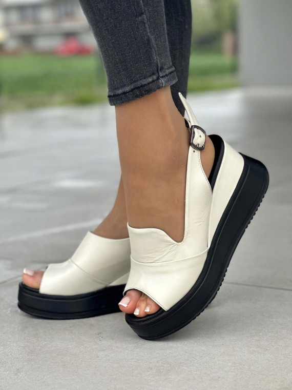 Bezowe-sandaly-skorzane-na-koturnie