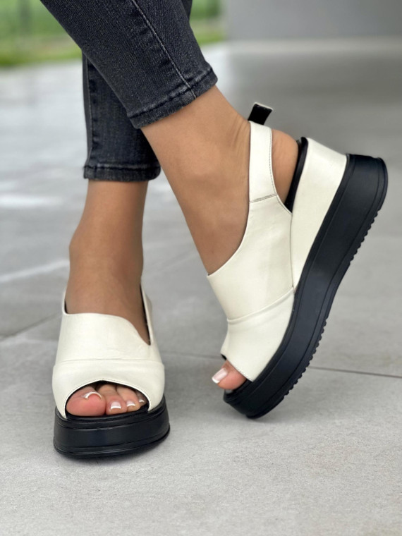 Bezowe-sandaly-skorzane-na-koturnie