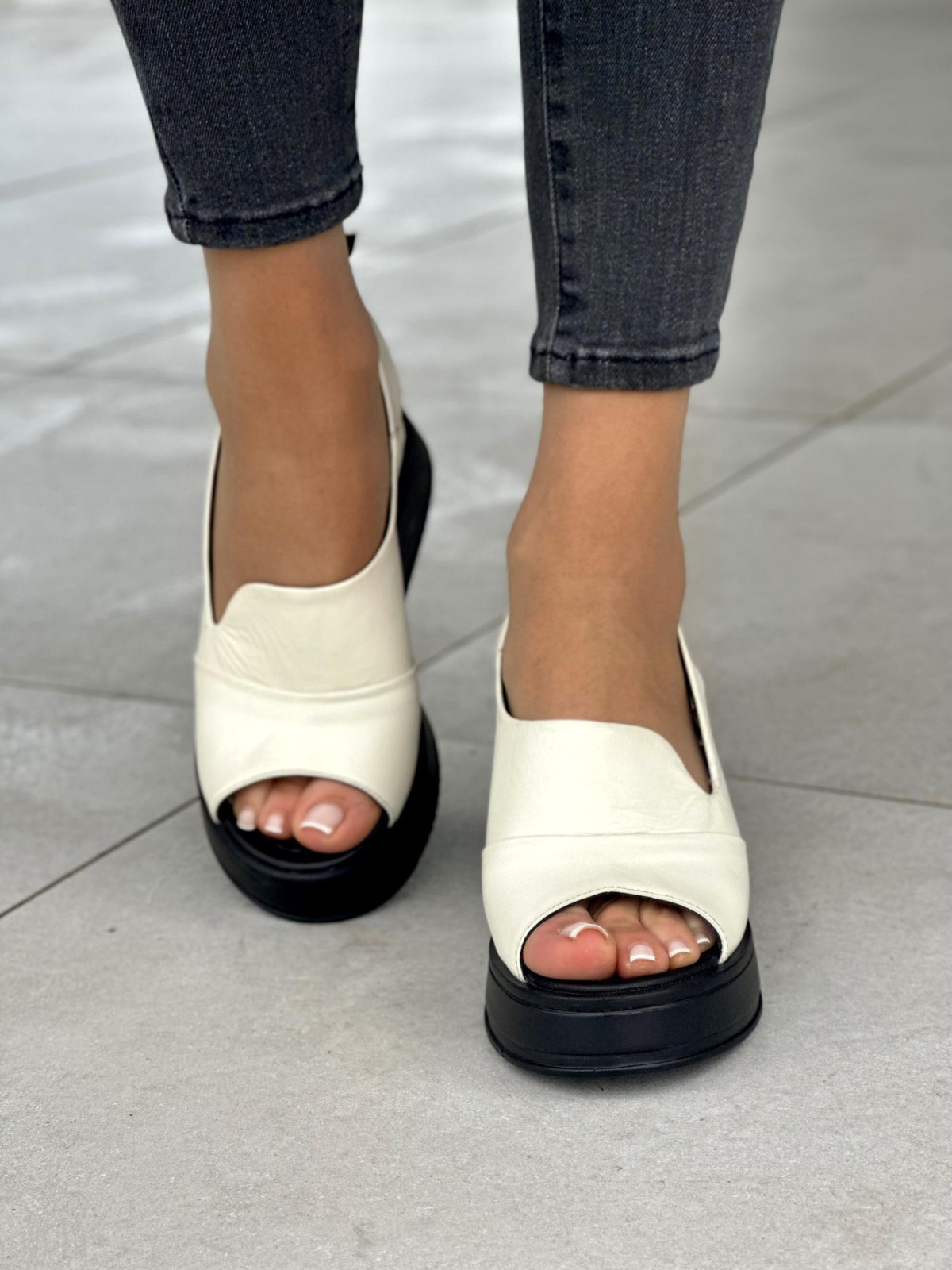 Bezowe-sandaly-skorzane-na-koturnie