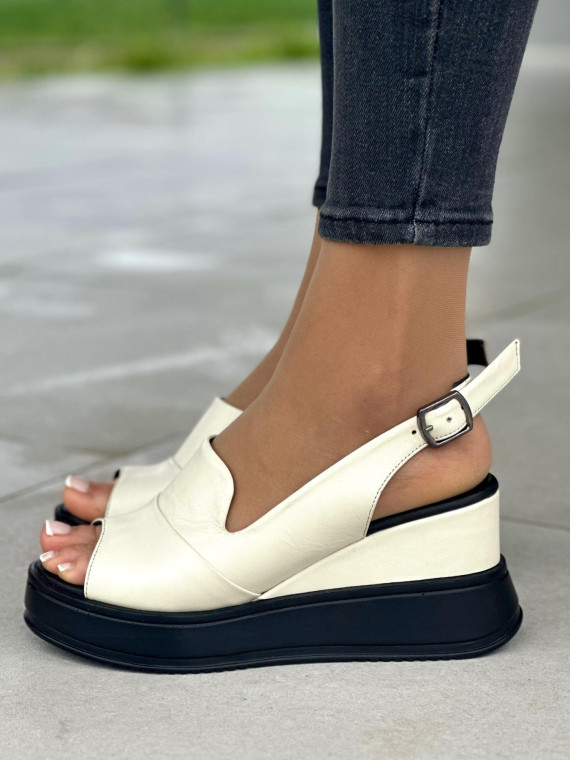 Bezowe-sandaly-skorzane-na-koturnie