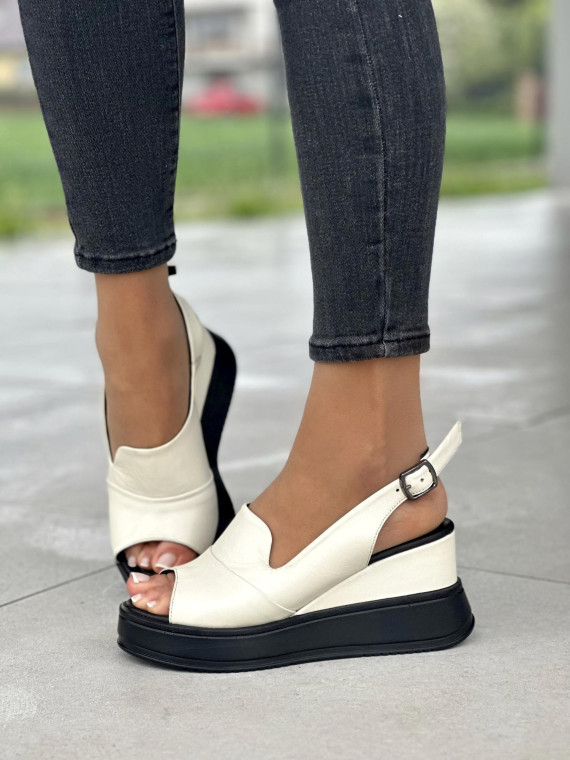 Bezowe-sandaly-skorzane-na-koturnie