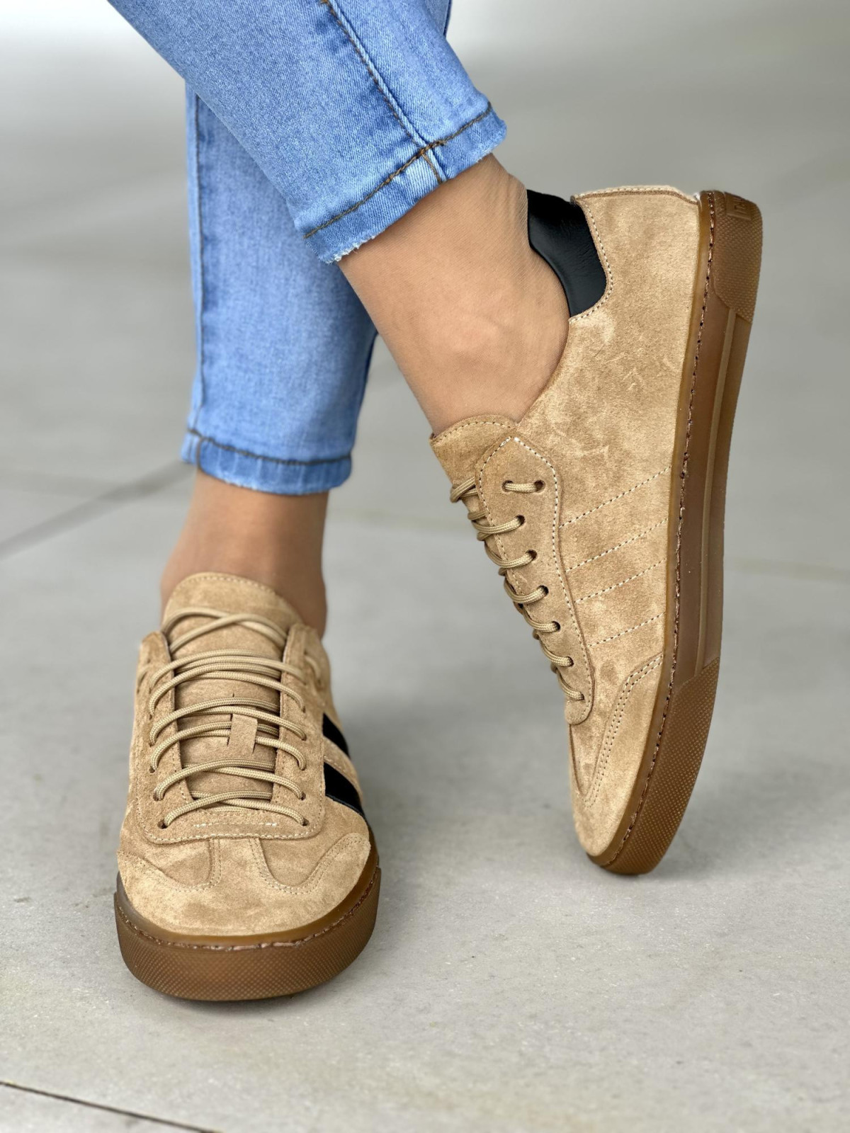 Brązowe trampki damskie z czarnymi akcentami, skóra naturalna