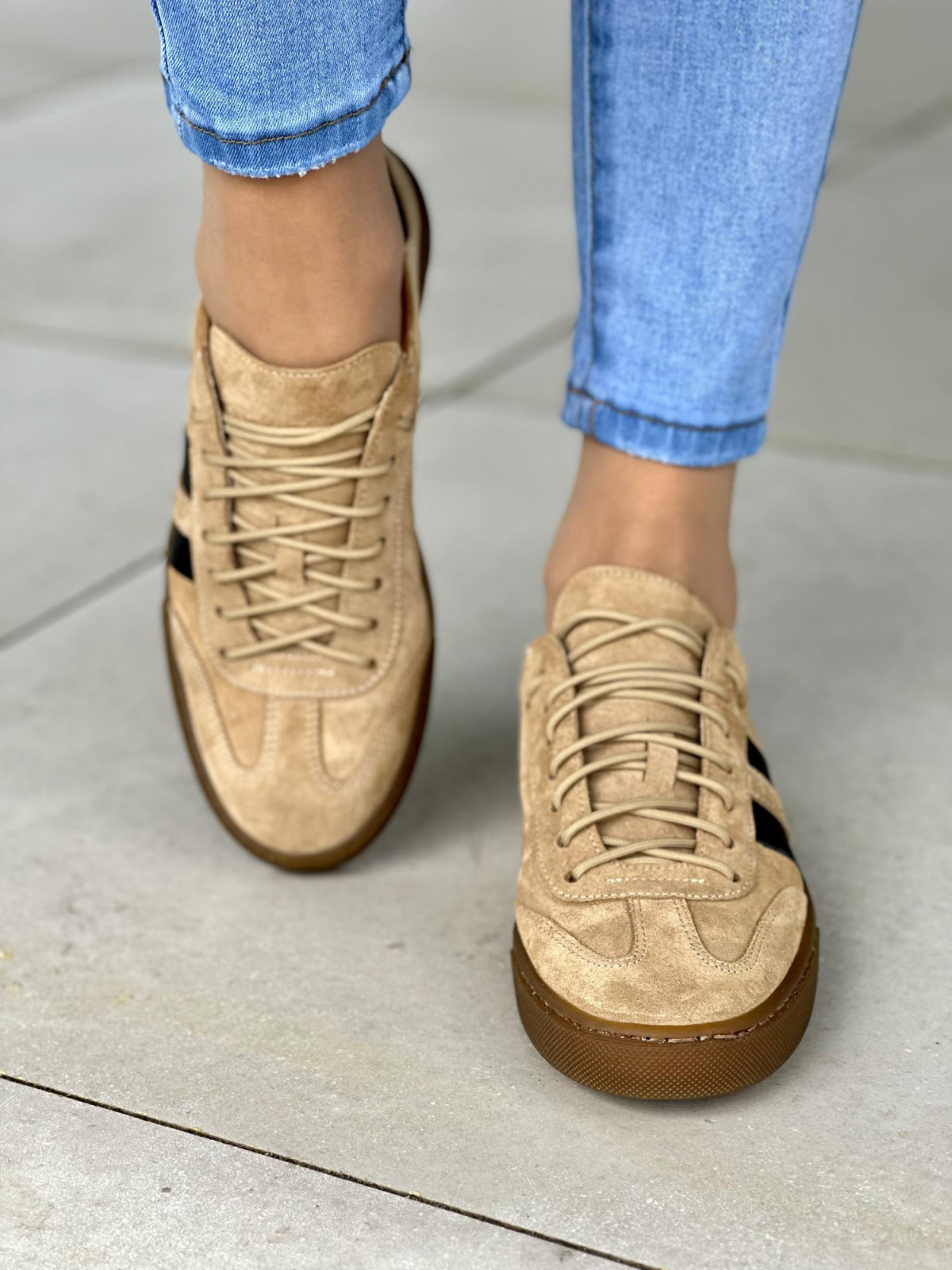 Brązowe trampki damskie z czarnymi akcentami, skóra naturalna