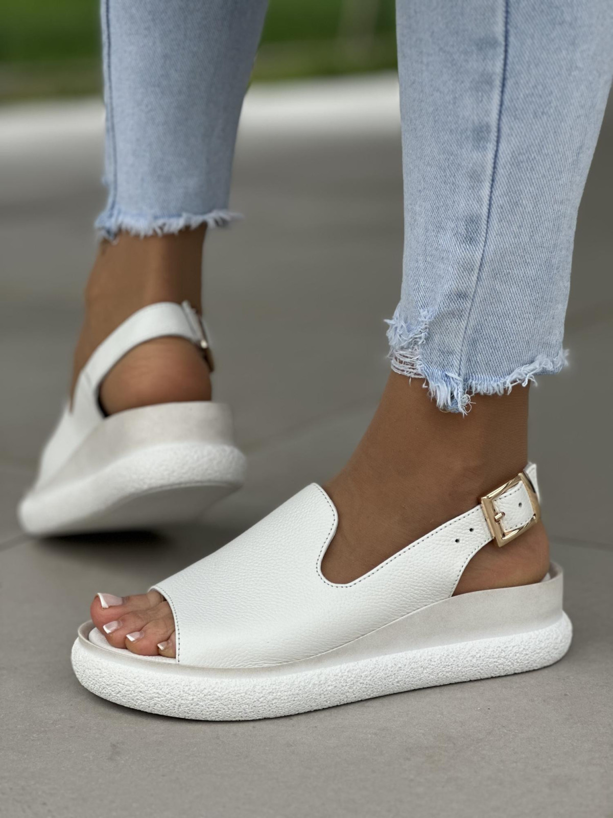 Biale-sandaly-OLEKSY-plaskie-damskie-ze-skory-naturalnej