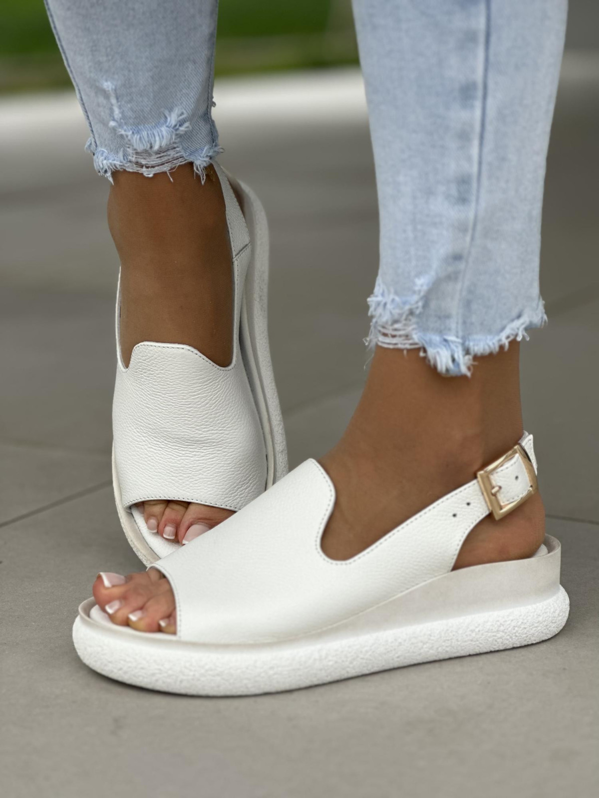 Biale-sandaly-OLEKSY-plaskie-damskie-ze-skory-naturalnej