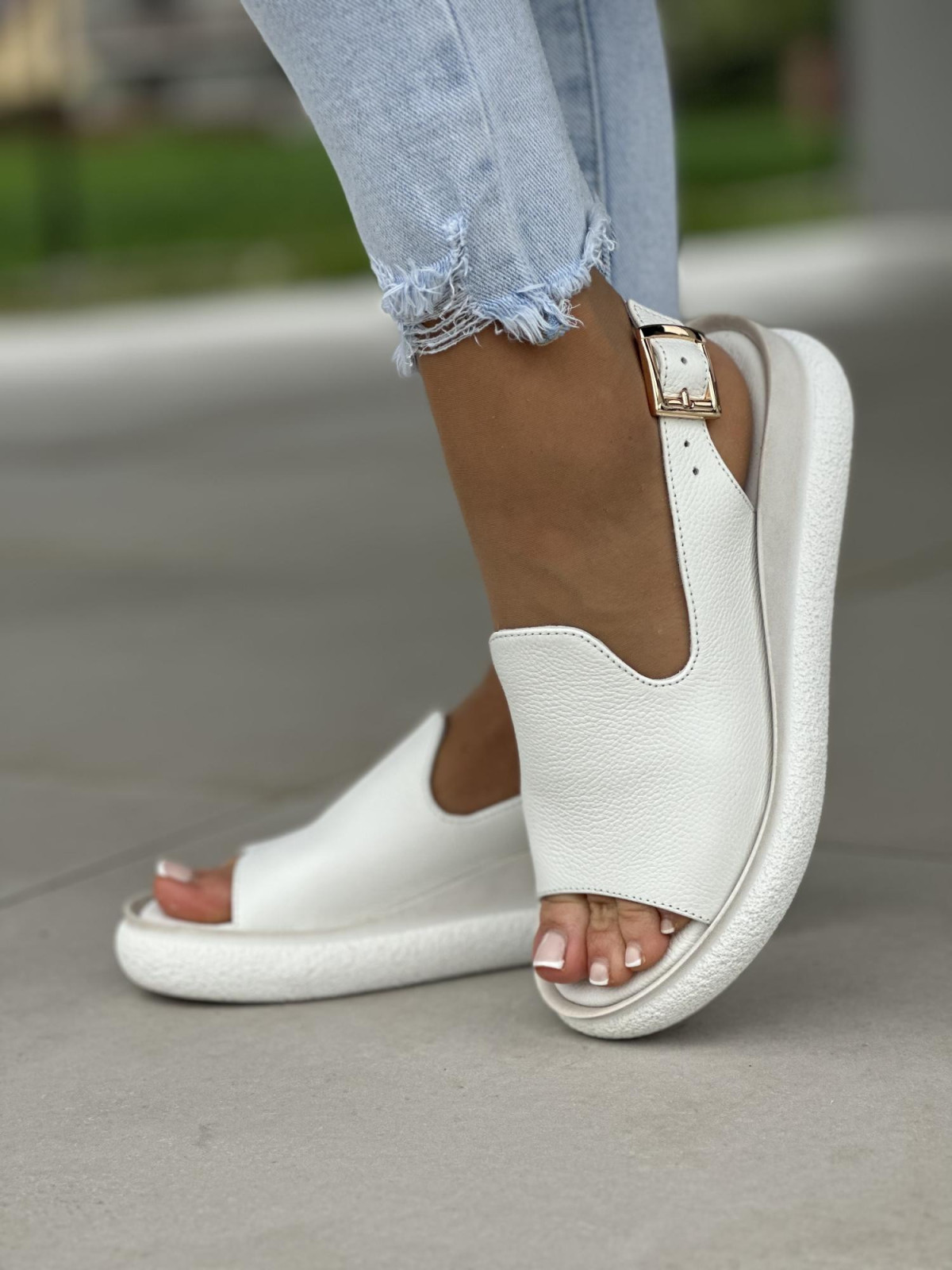 Biale-sandaly-OLEKSY-plaskie-damskie-ze-skory-naturalnej