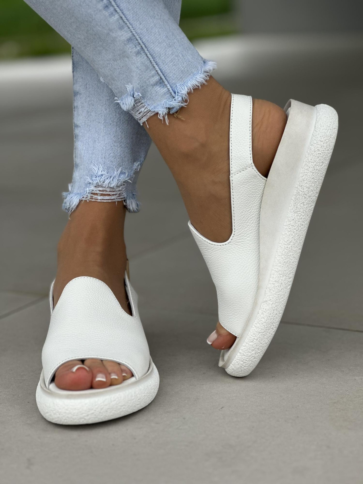 Biale-sandaly-OLEKSY-plaskie-damskie-ze-skory-naturalnej