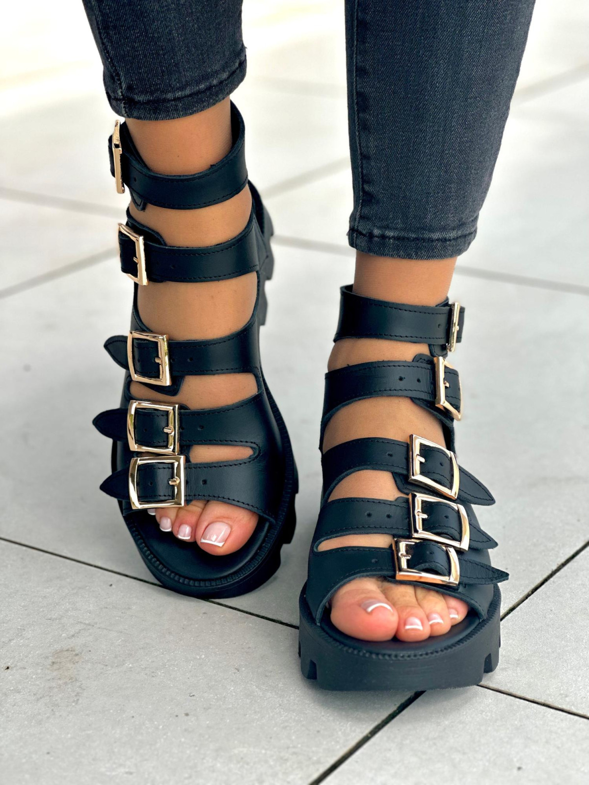 Czarne sandały damskie z klamerkami, skóra naturalna