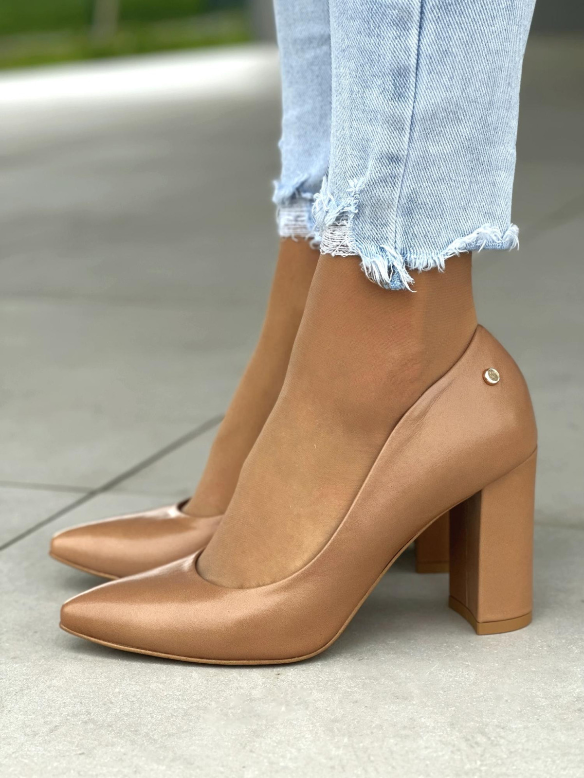 Beżowe czółenka damskie na słupku, skóra naturalna