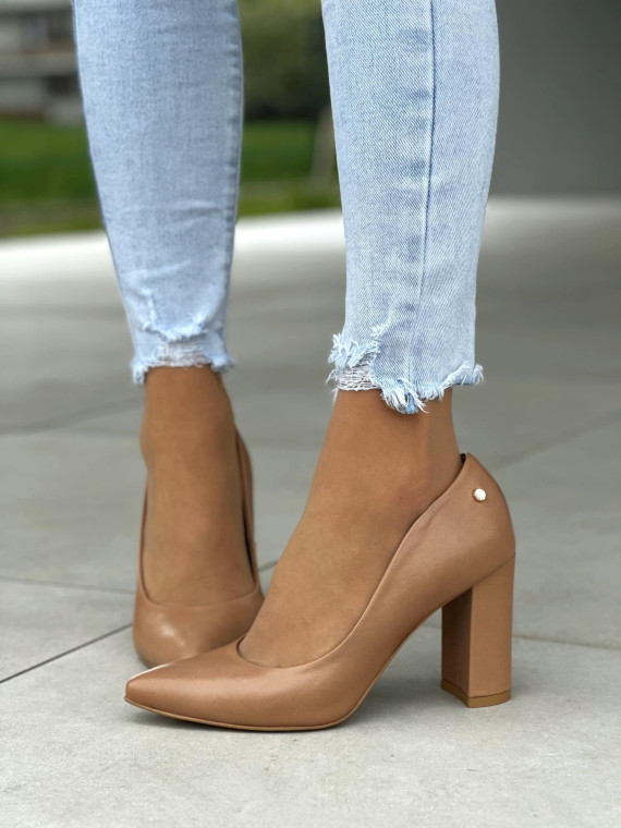 Beżowe czółenka damskie na słupku, skóra naturalna