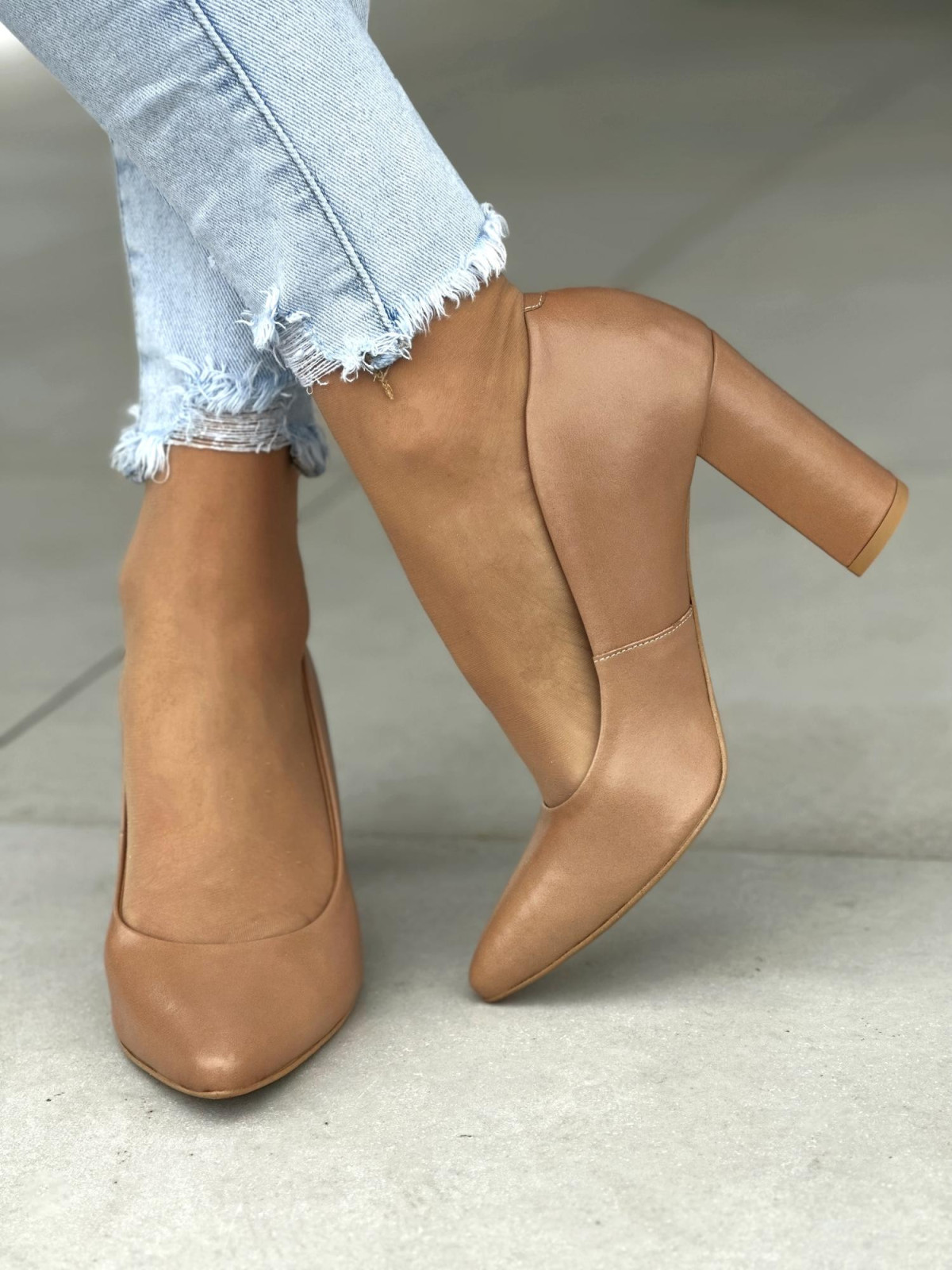 Beżowe czółenka damskie na słupku, skóra naturalna