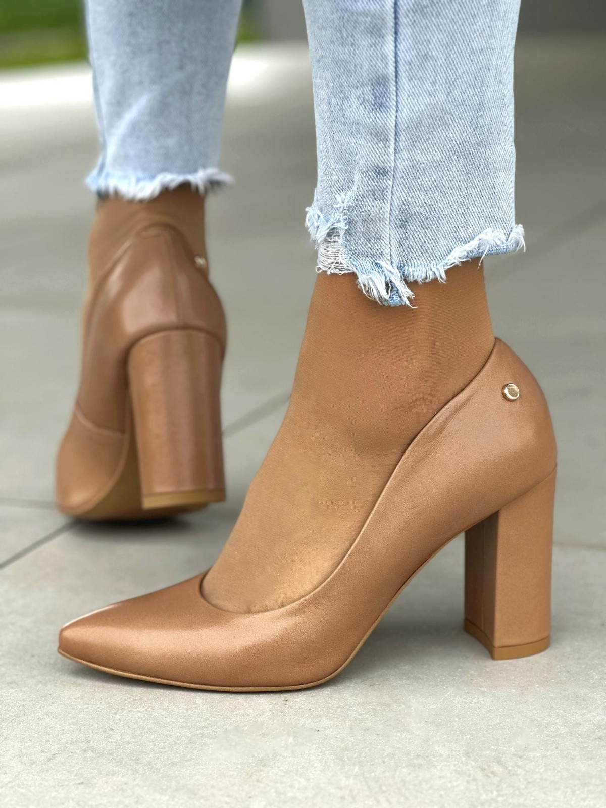 Beżowe czółenka damskie na słupku, skóra naturalna