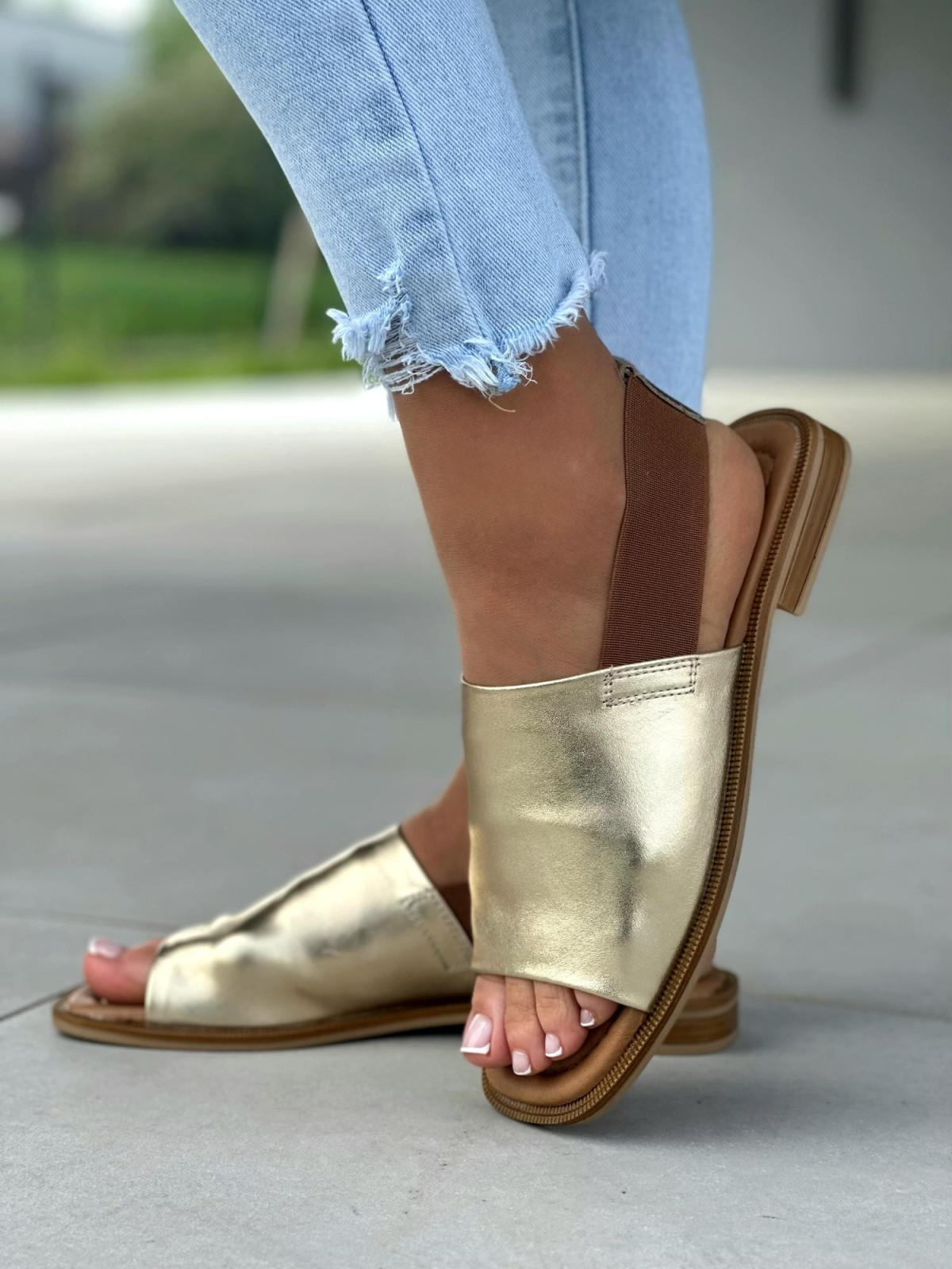 Złote sandały damskie z gumą, skóra naturalna
