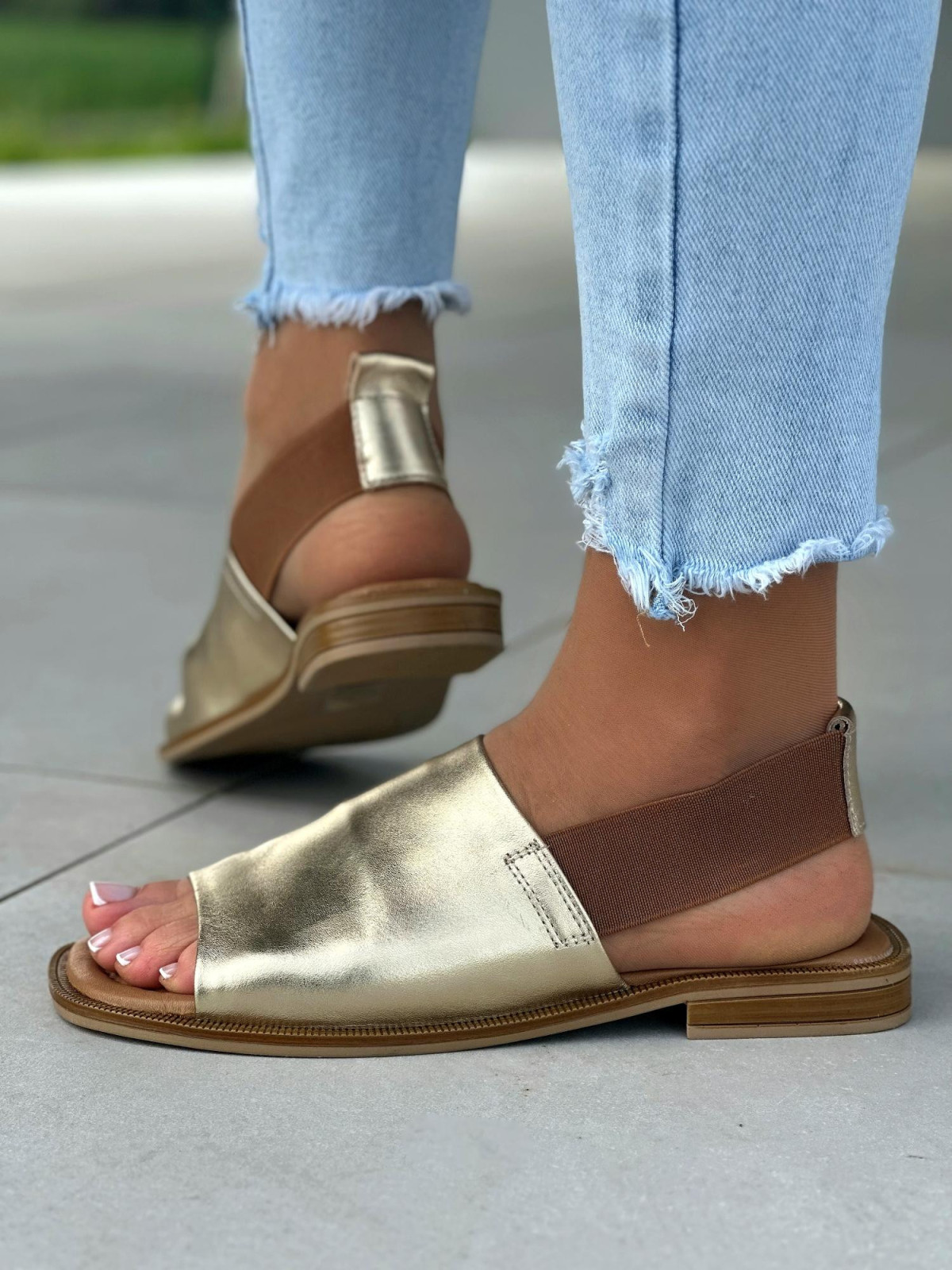 Złote sandały damskie z gumą, skóra naturalna