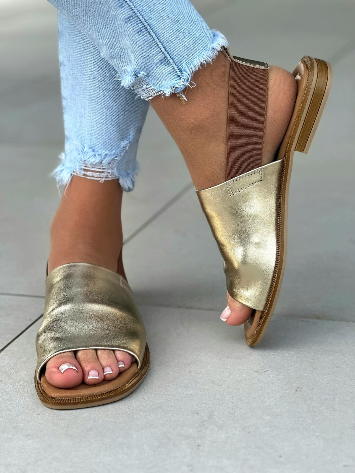 Złote sandały damskie z gumą, skóra naturalna