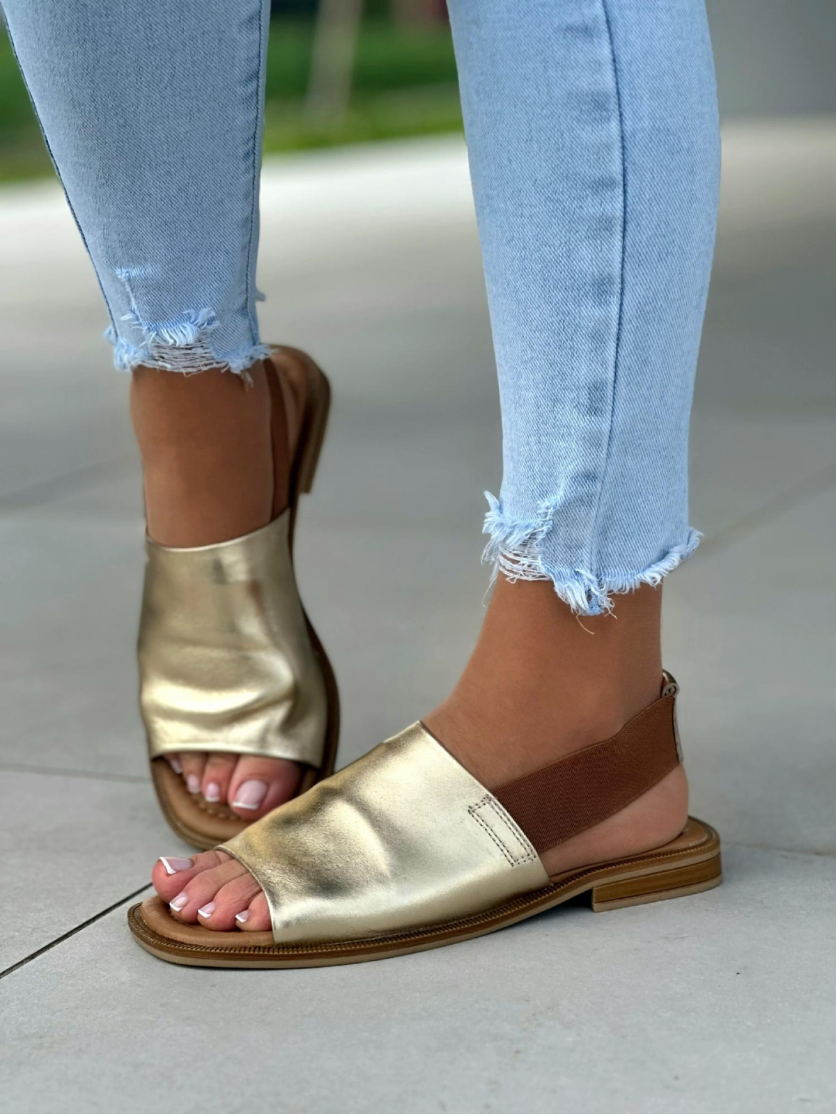 Złote sandały damskie z gumą, skóra naturalna