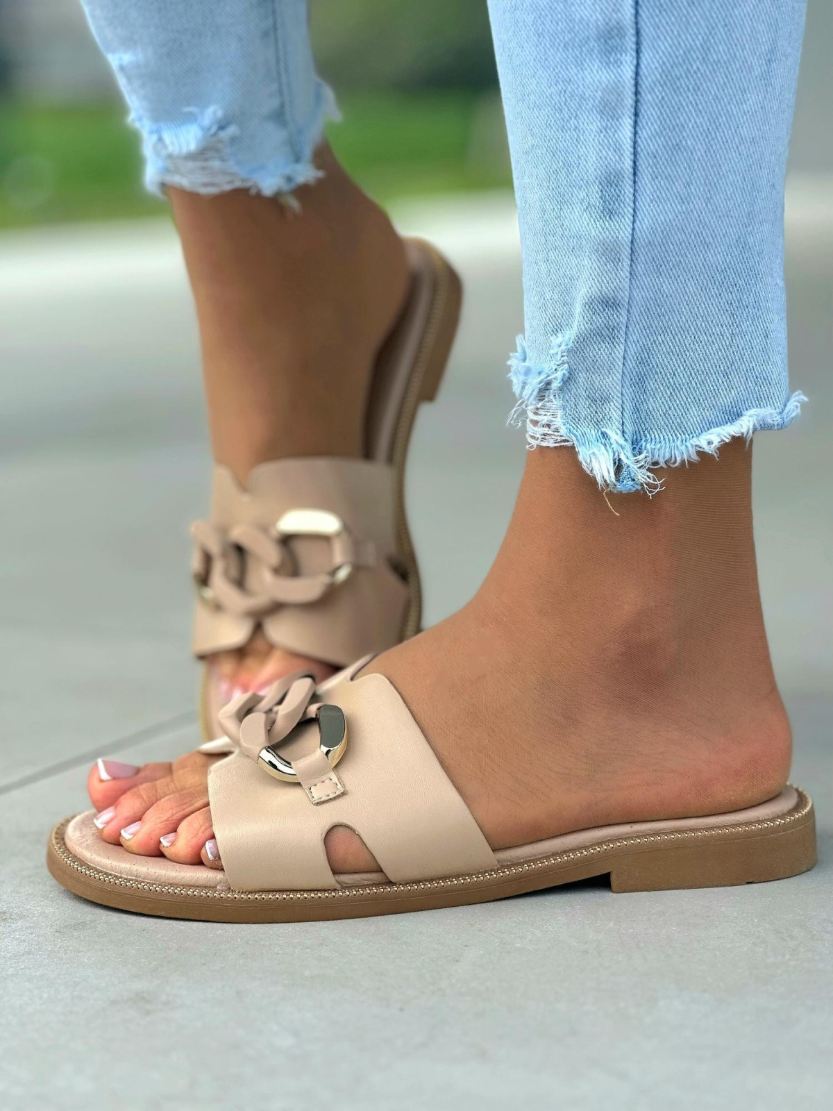 Beżowe klapki damskie z ozdobą, skóra naturalna