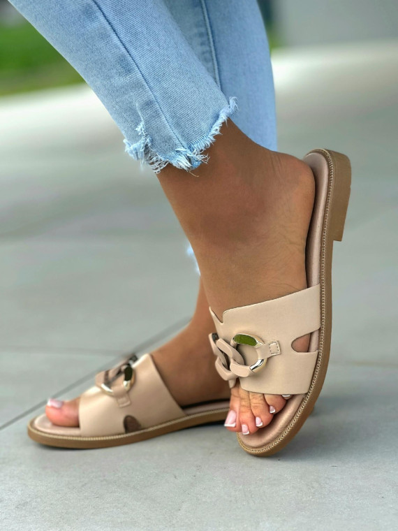 Beżowe klapki damskie z ozdobą, skóra naturalna