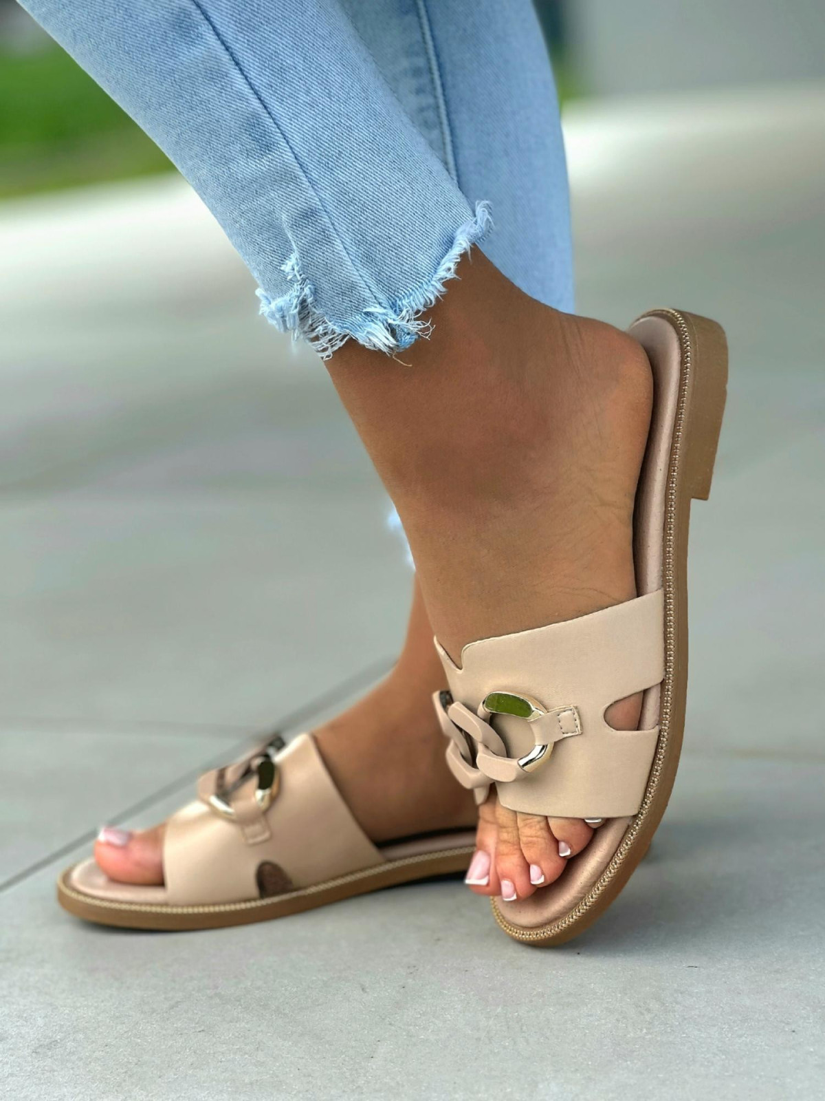 Beżowe klapki damskie z ozdobą, skóra naturalna