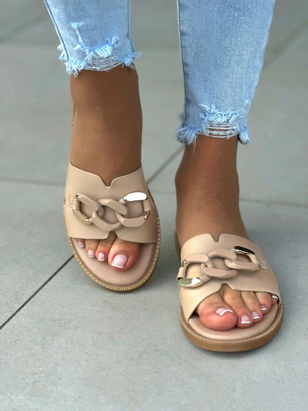 Beżowe klapki damskie z ozdobą, skóra naturalna