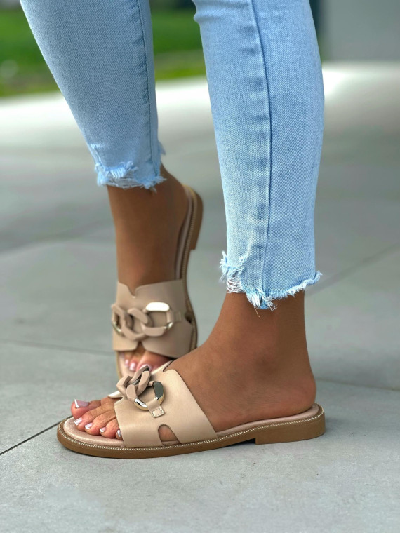 Beżowe klapki damskie z ozdobą, skóra naturalna