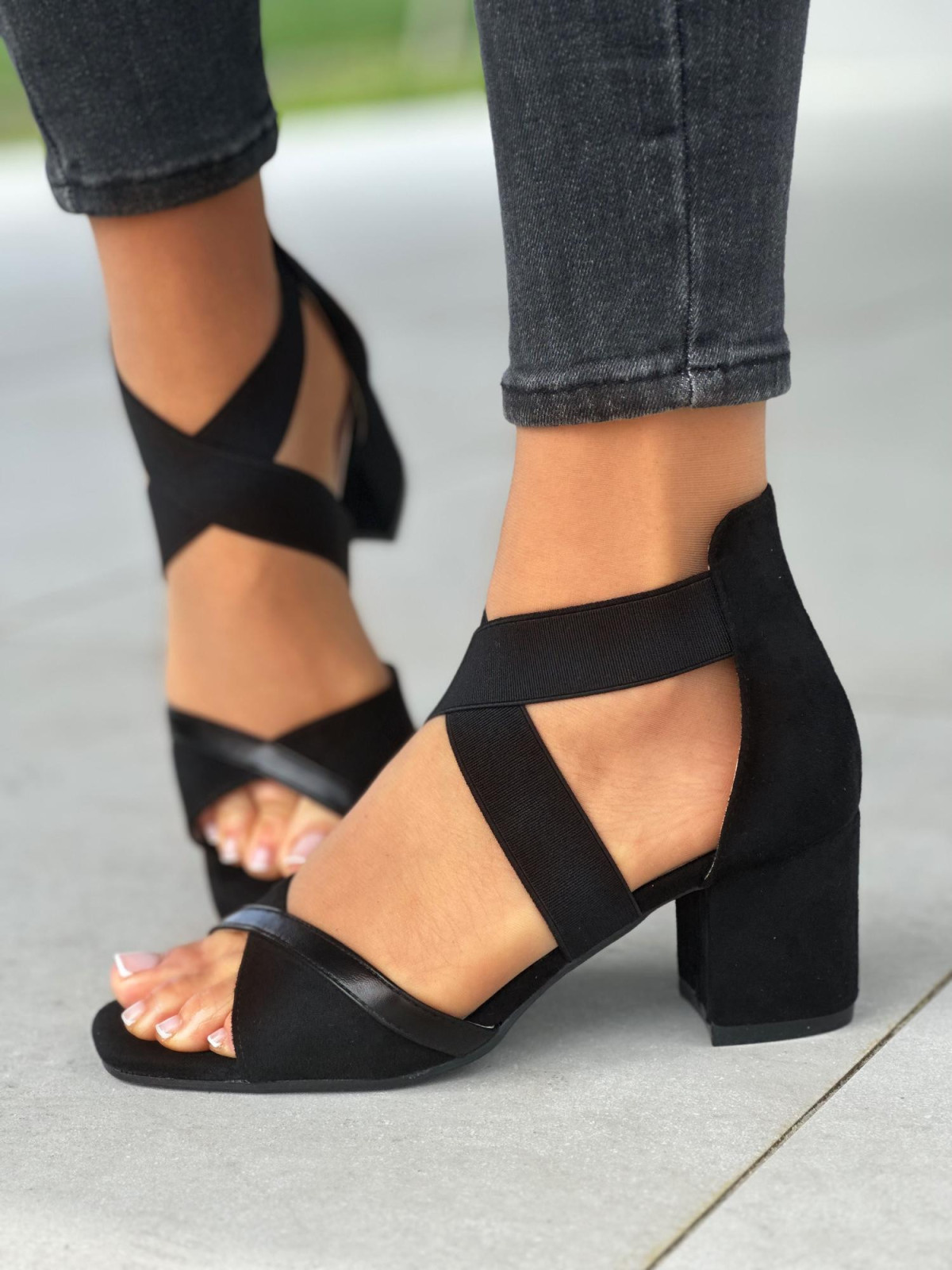 Czarne sandały damskie z gumą, skóra naturalna