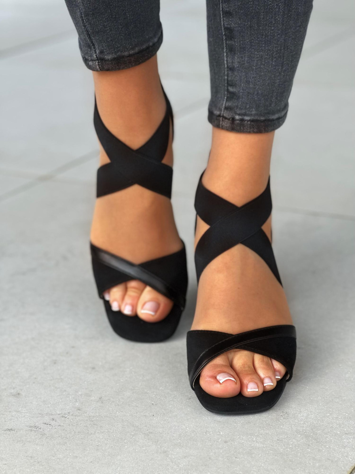 Czarne sandały damskie z gumą, skóra naturalna