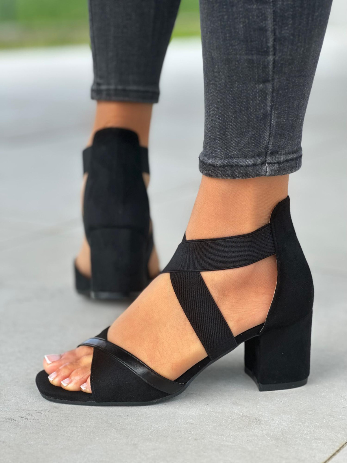 Czarne sandały damskie z gumą, skóra naturalna