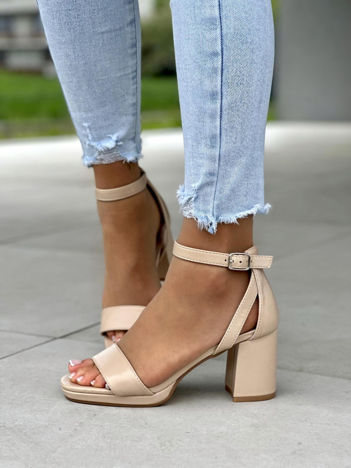 Beżowe sandały damskie z ozdobnymi paskami, skóra naturalna