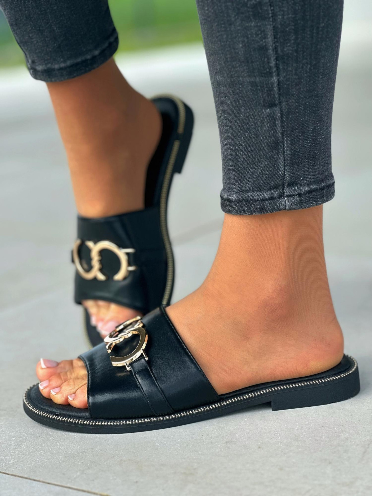 Plaskie-klapki-ze-skory-naturalnej-w-czarnym-kolorze