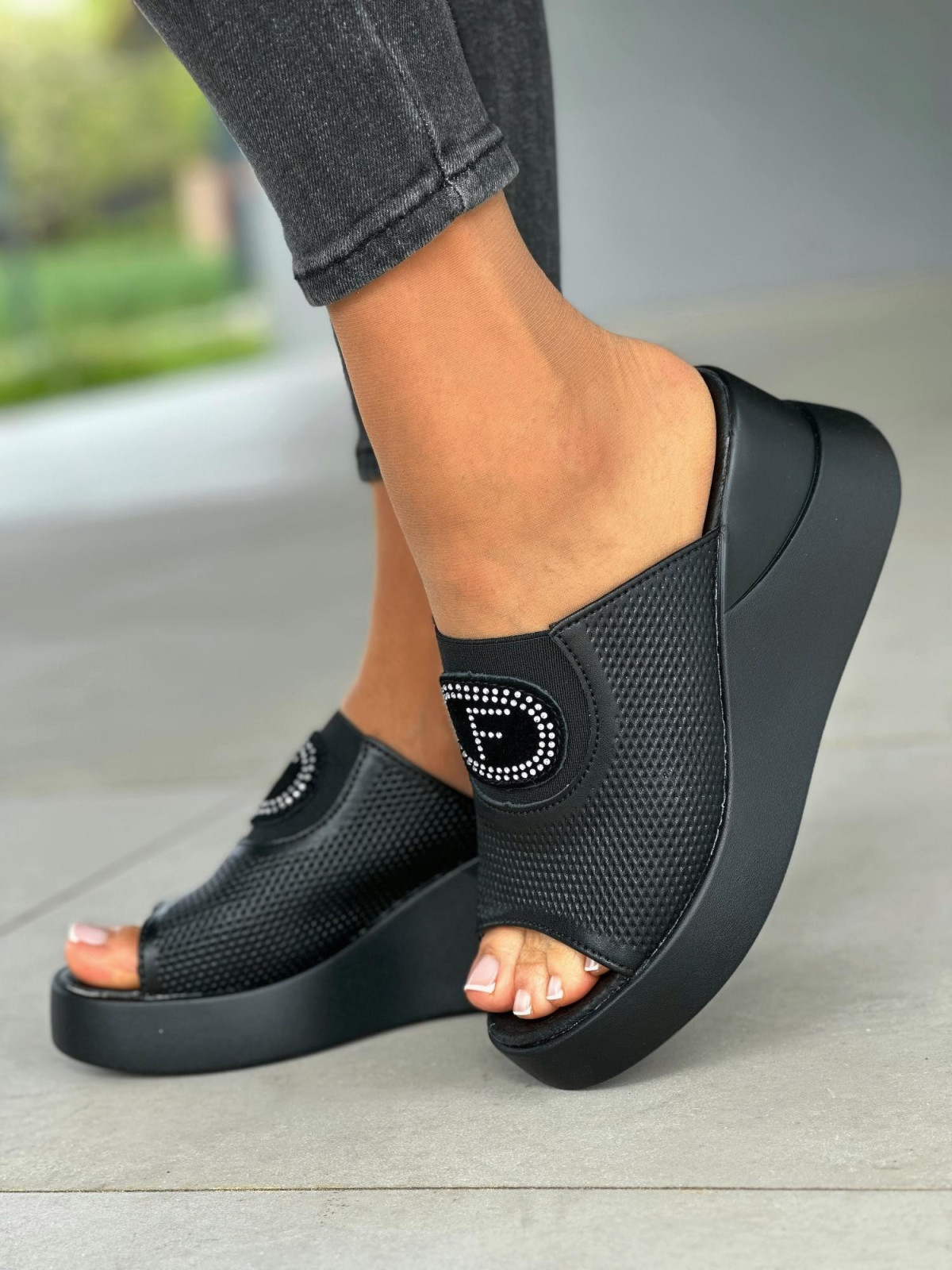 Czarne klapki damskie na koturnie, skóra naturalna