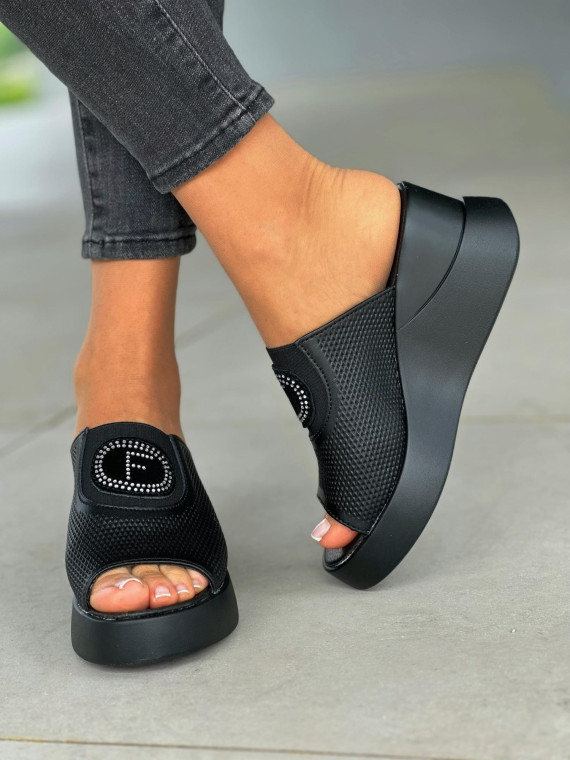 Czarne klapki damskie na koturnie, skóra naturalna