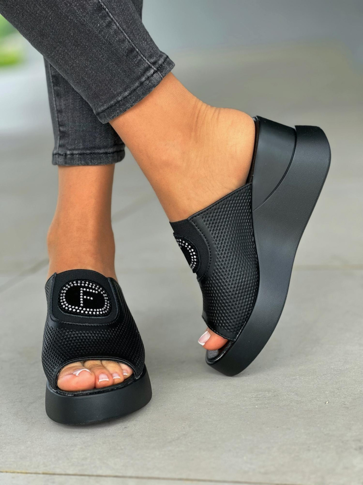 Czarne klapki damskie na koturnie, skóra naturalna