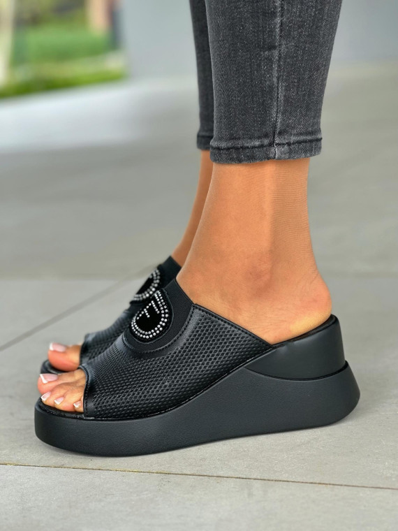 Czarne klapki damskie na koturnie, skóra naturalna