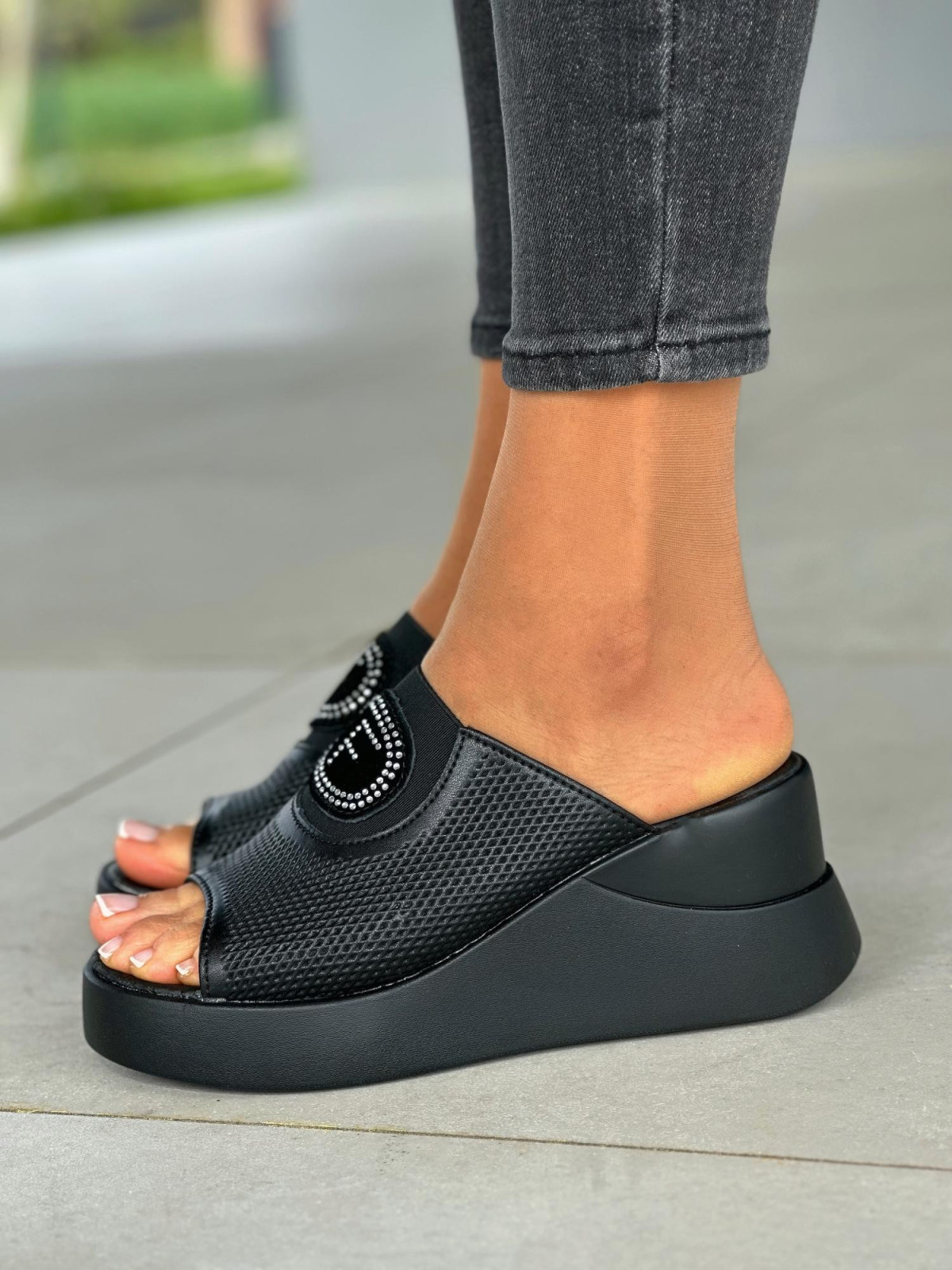 Czarne klapki damskie na koturnie, skóra naturalna