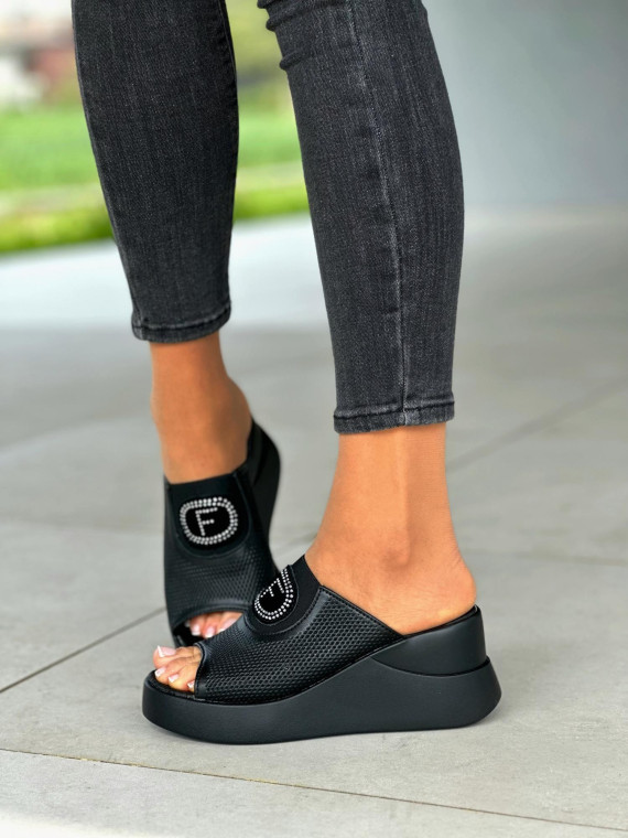 Czarne klapki damskie na koturnie, skóra naturalna