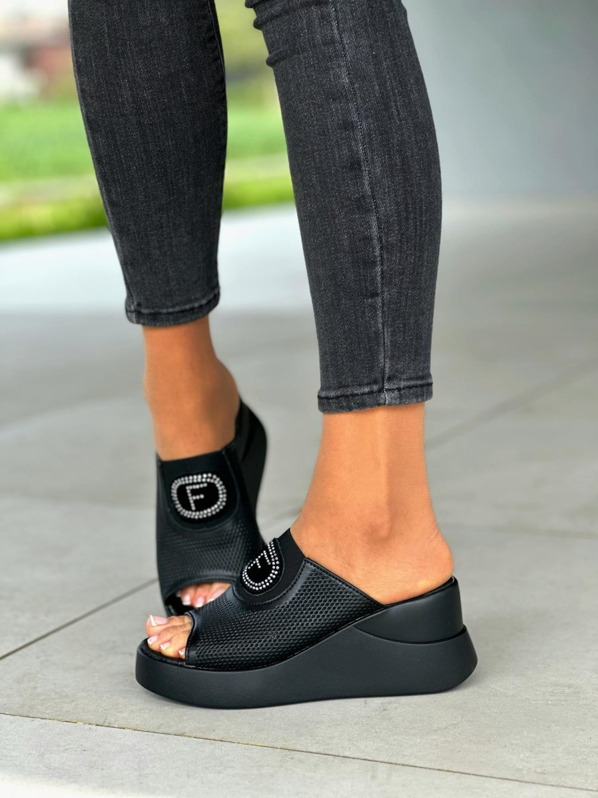 Czarne klapki damskie na koturnie, skóra naturalna