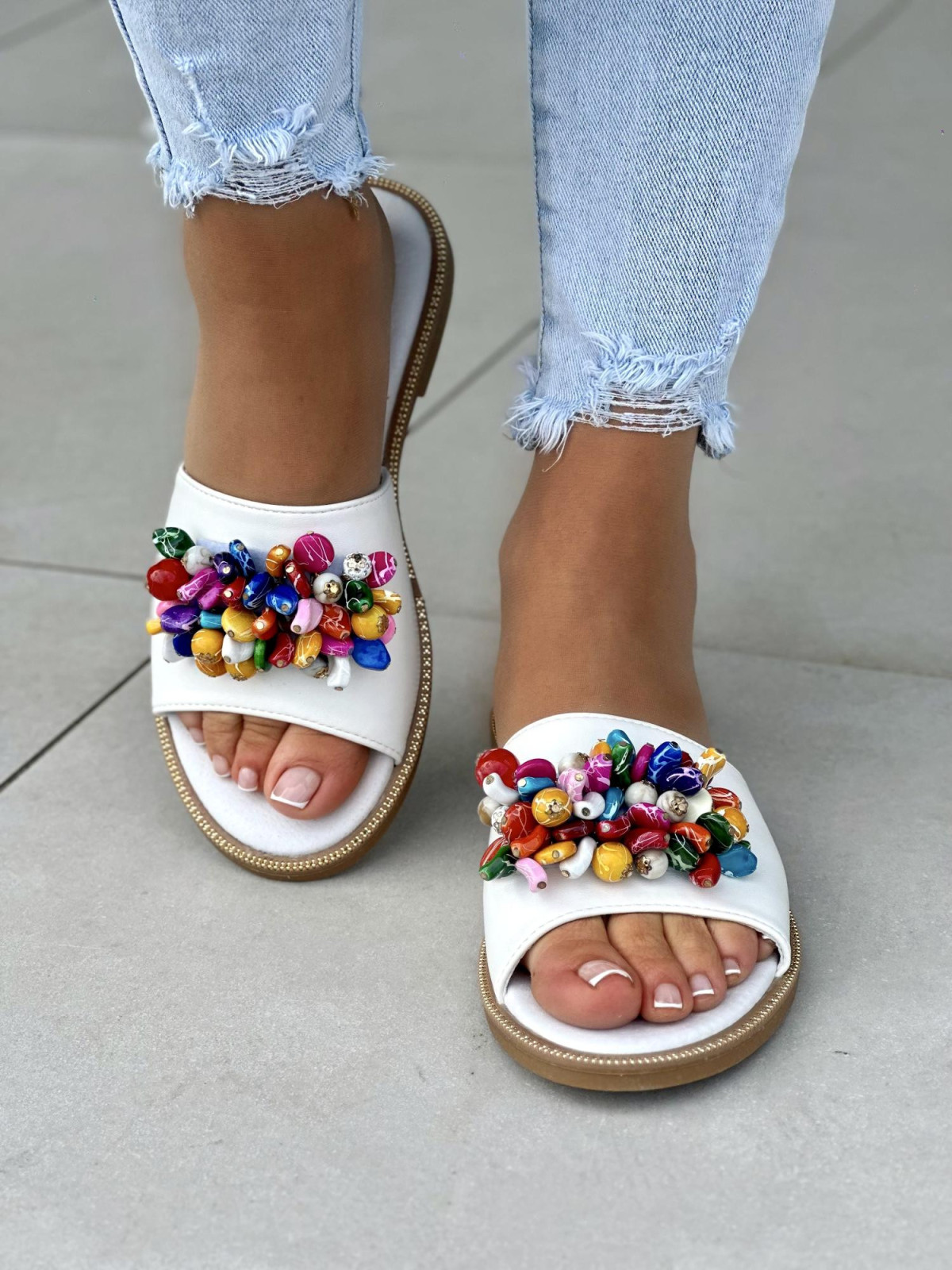 Biale-klapki-damskie-skorzane-z-pieknymi-koralikami