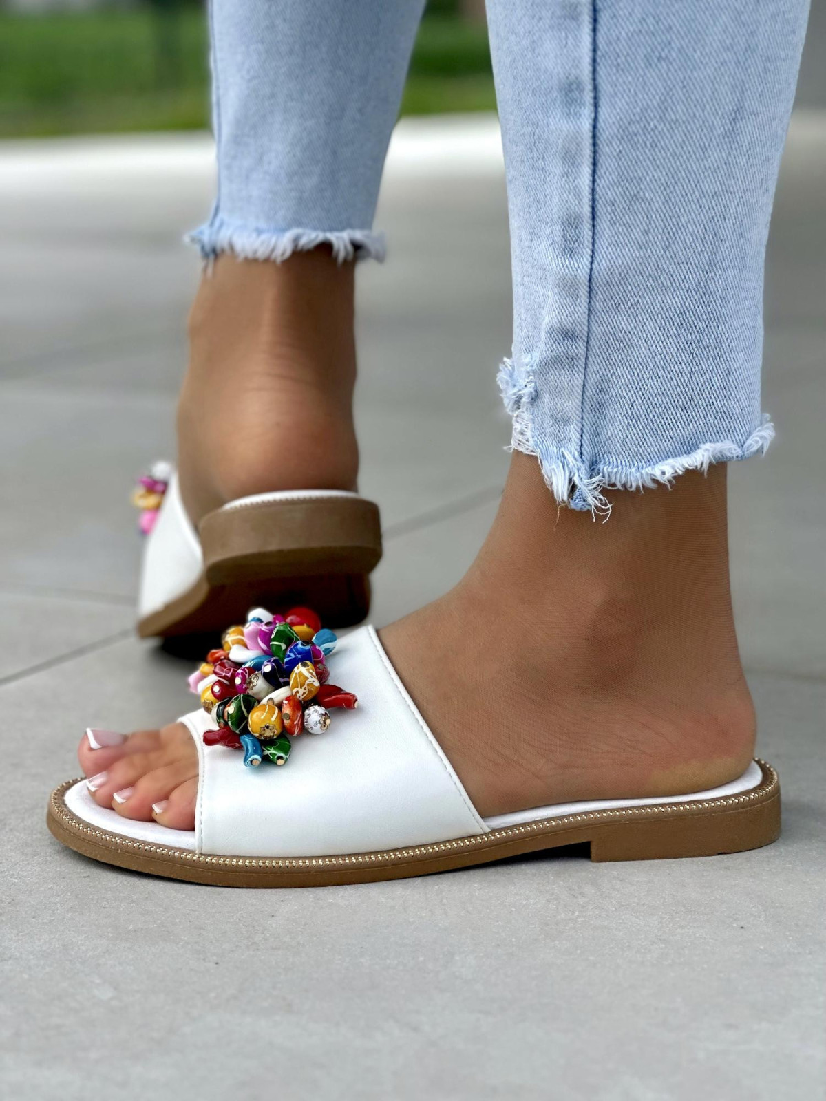 Biale-klapki-damskie-skorzane-z-pieknymi-koralikami