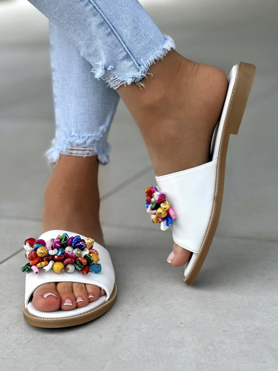 Biale-klapki-damskie-skorzane-z-pieknymi-koralikami