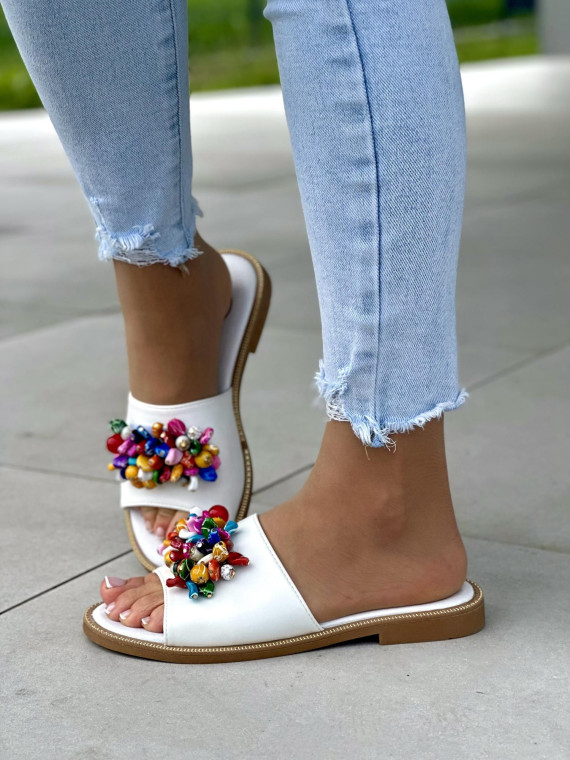 Biale-klapki-damskie-skorzane-z-pieknymi-koralikami