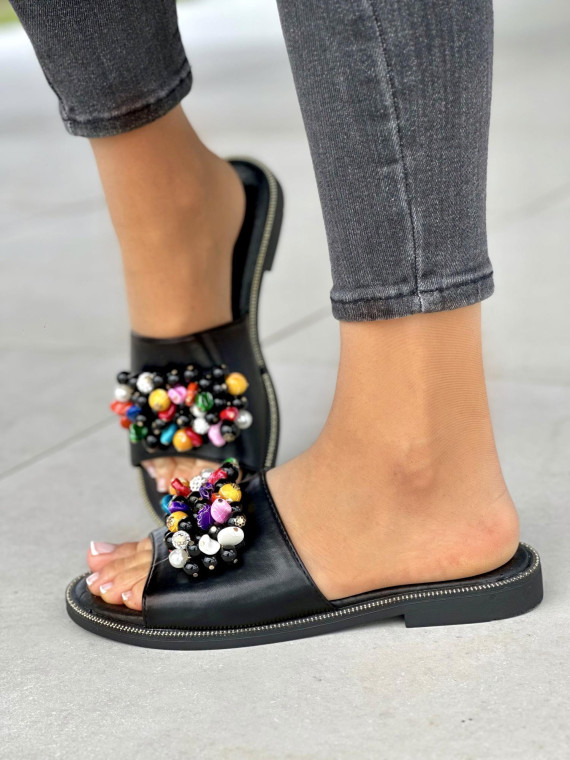 Czarne klapki damskie z ozdobnymi koralikami, skóra naturalna