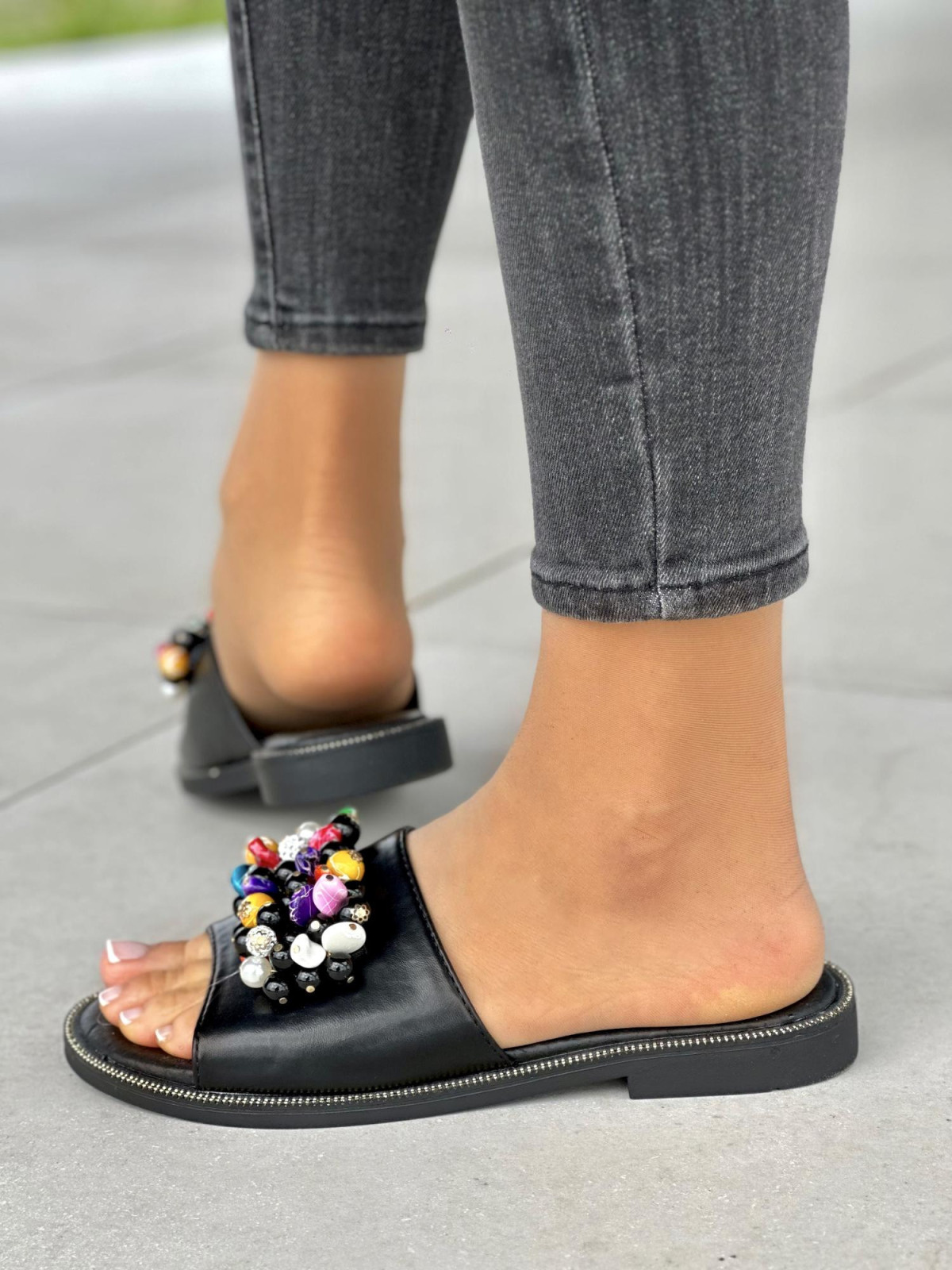 Czarne klapki damskie z ozdobnymi koralikami, skóra naturalna