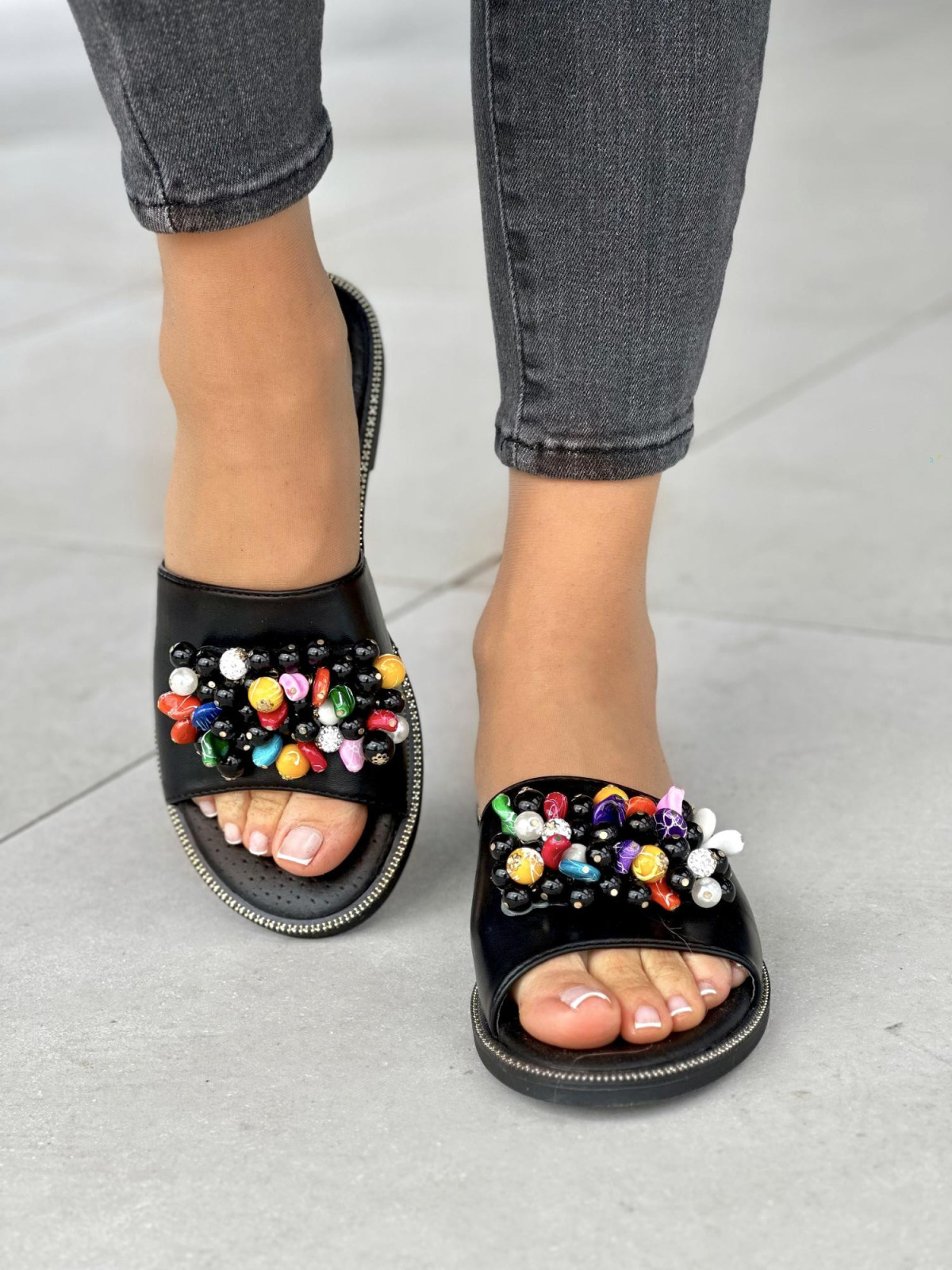Czarne klapki damskie z ozdobnymi koralikami, skóra naturalna