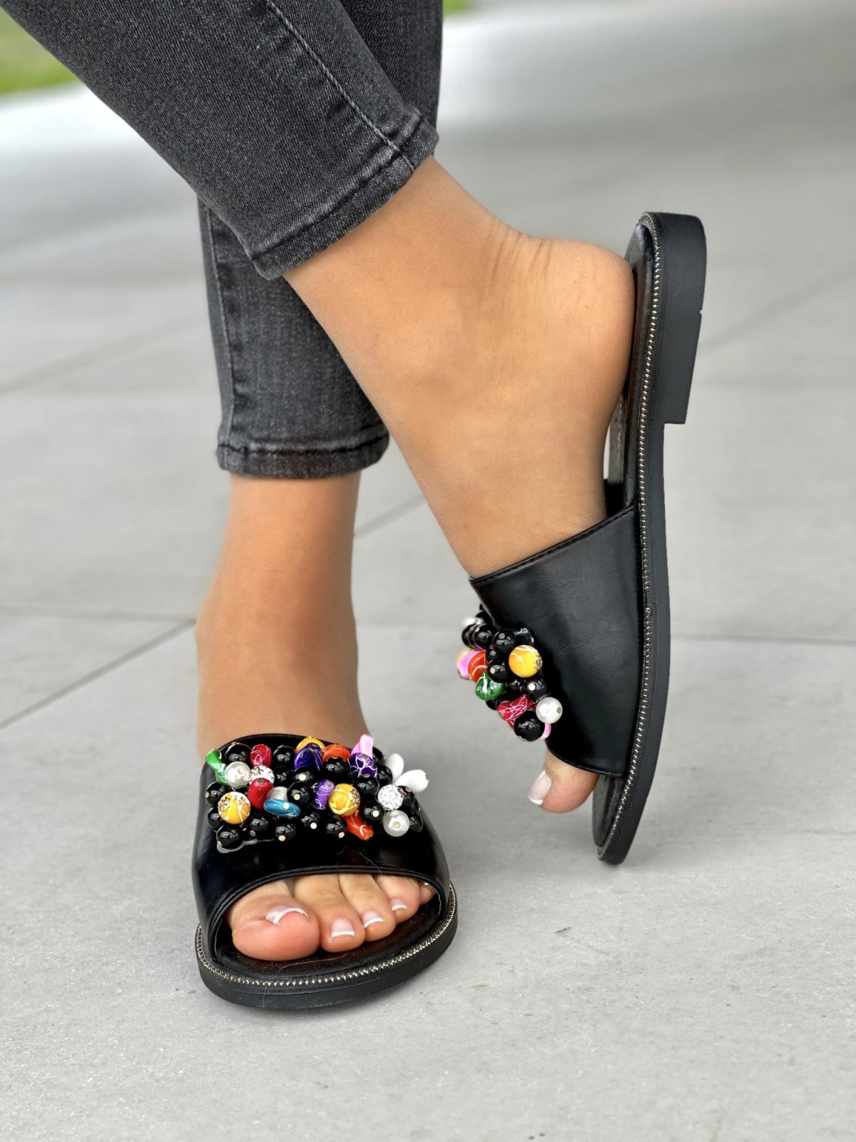 Czarne klapki damskie z ozdobnymi koralikami, skóra naturalna