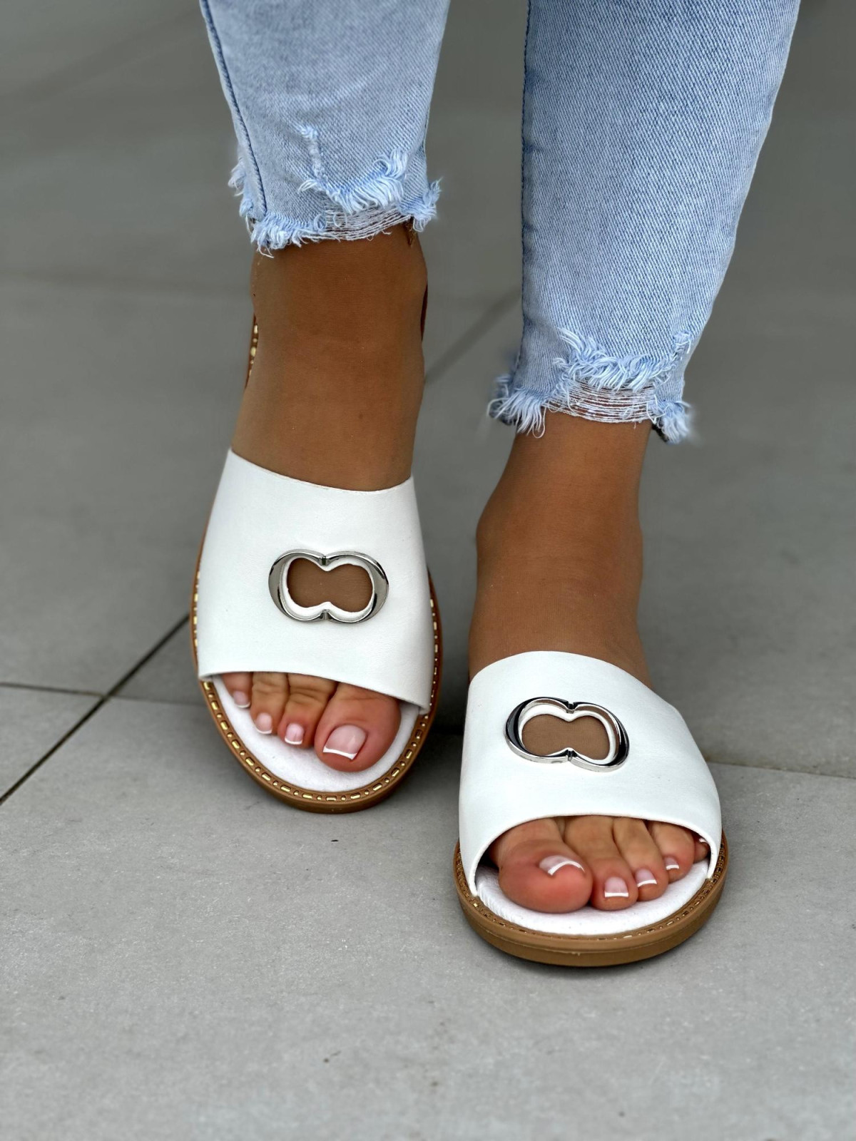 Białe klapki damskie z ozdobą, skóra naturalna