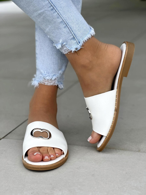 Białe klapki damskie z ozdobą, skóra naturalna