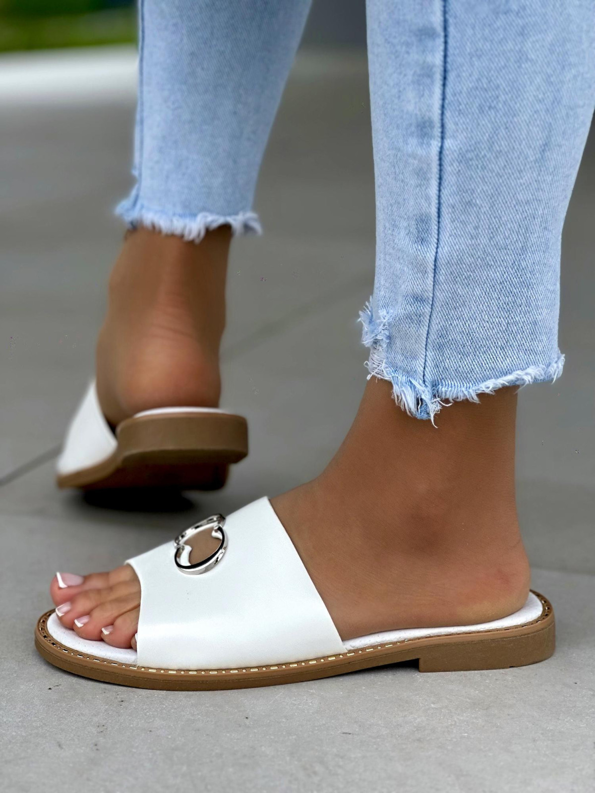 Białe klapki damskie z ozdobą, skóra naturalna